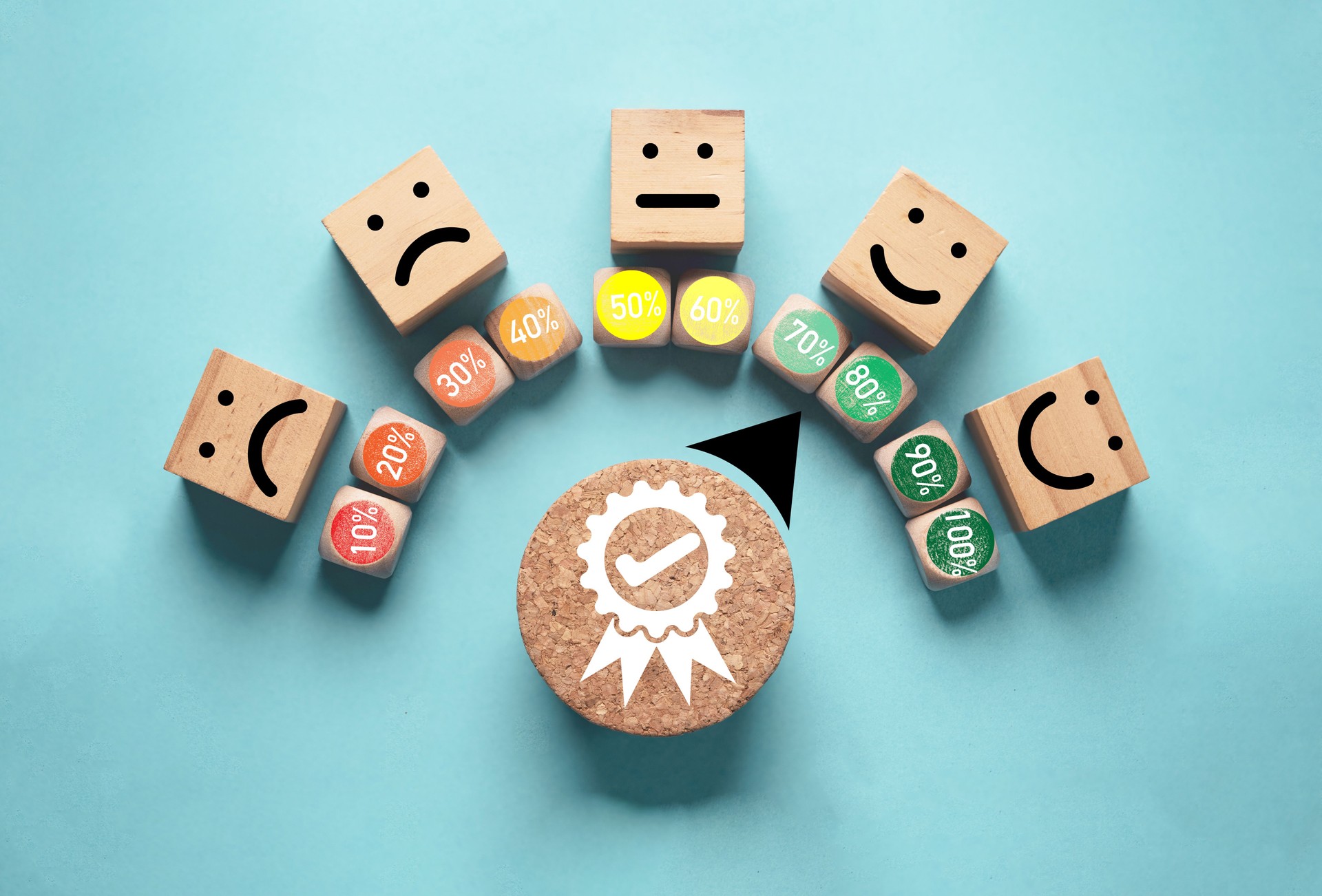 Évaluation de la qualité du client indicateur évaluation impression écran cube en bois bloc depuis triste à visage heureux sur fond bleu pour la satisfaction du client après utilisation produit et concept de service.