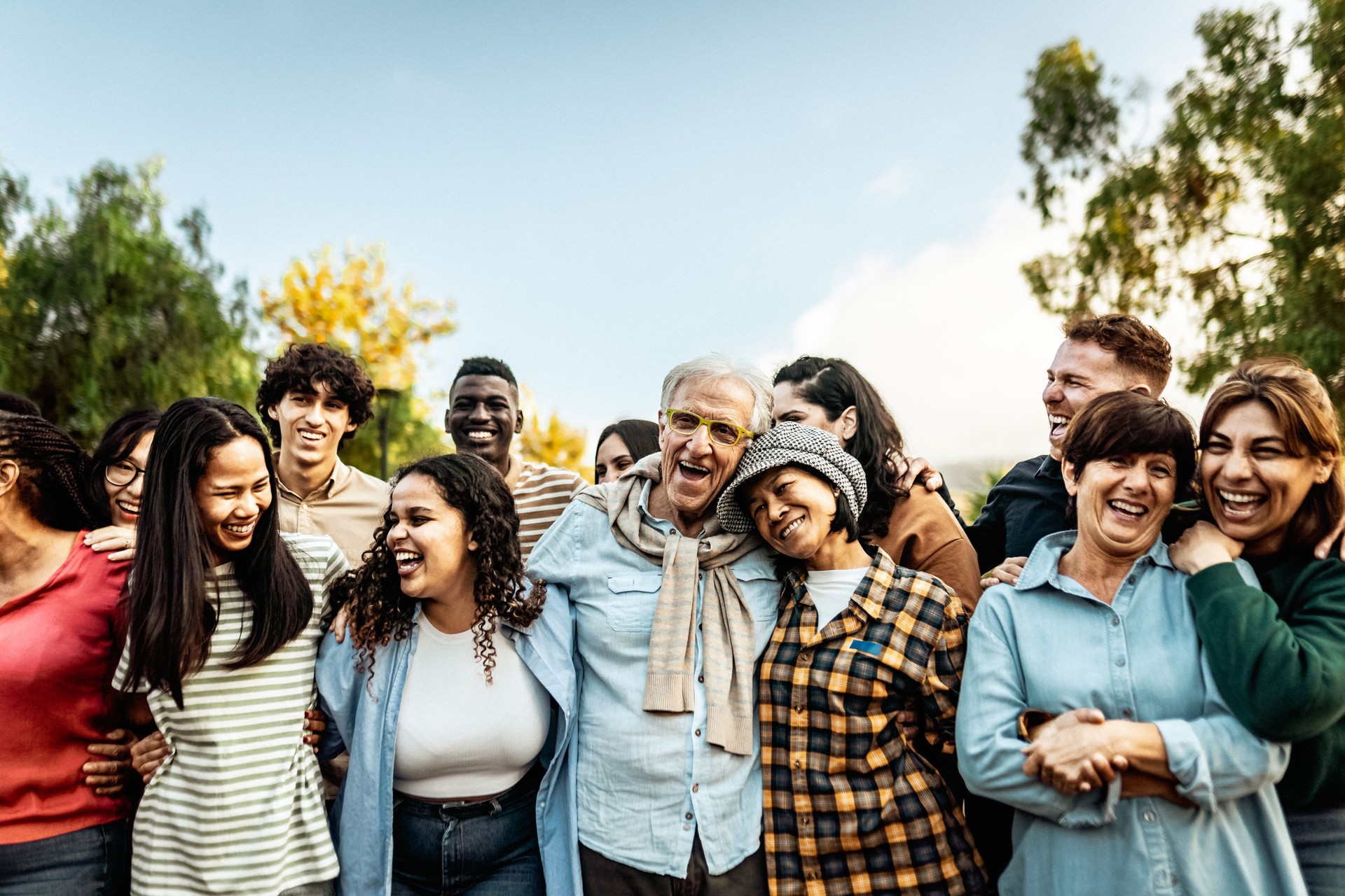 Des personnes multigénérationnelles heureuses qui s’amusent ensemble dans un parc public - Concept de diversité